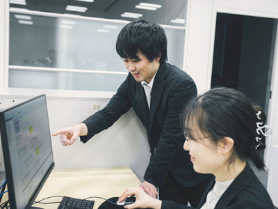 解析業務の様子