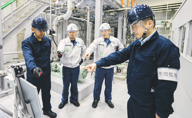 原子力発電所設備の保守業務の様子