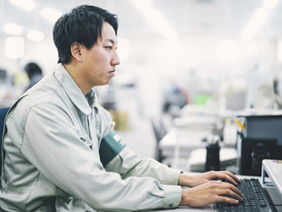 廃止措置業務を行う様子