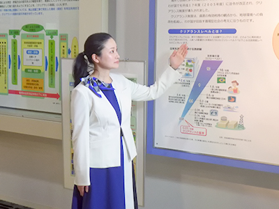 原子力に関する展示物の説明風景