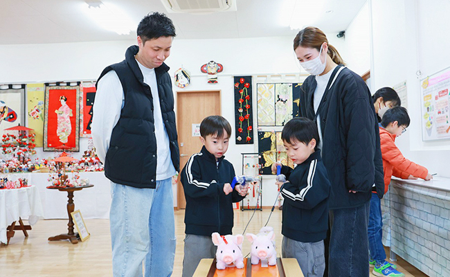 親子がイベント会場でゲームに参加している様子