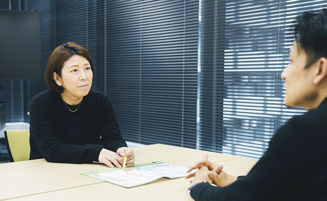 サービスを説明している様子